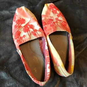 Palm print TOMS